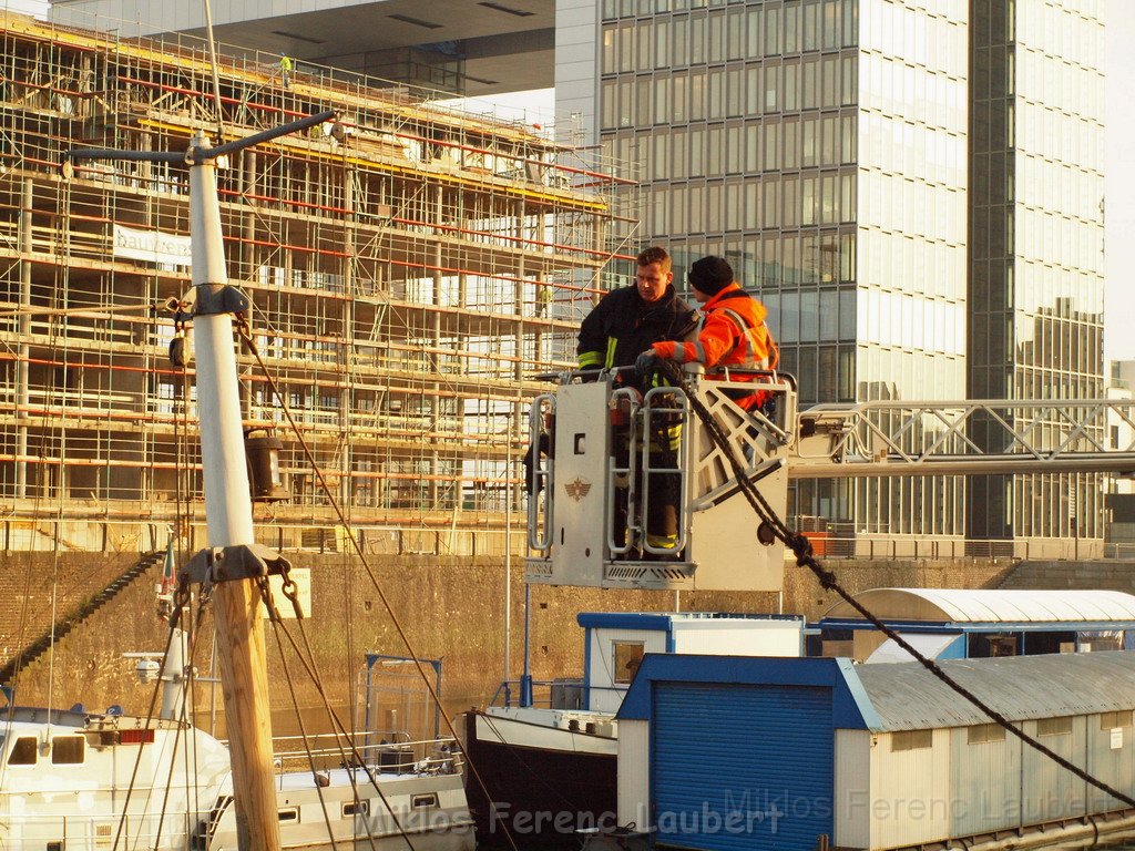 Einsatz BF Koeln Treibstoff auffangen Koeln Rheinauhafen P160.JPG